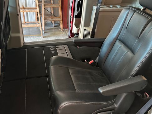 Used 2013 Chrysler Town & Country Touring FWD image 16