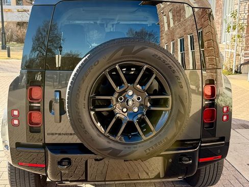 Used 2024 Land Rover Defender 110 X-Dynamic SE image 19