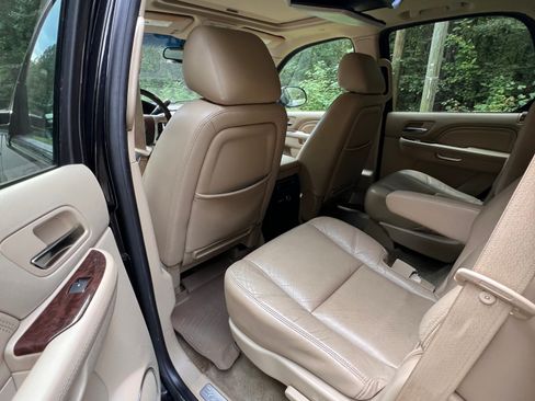 Used 2014 Cadillac Escalade Luxury image 17