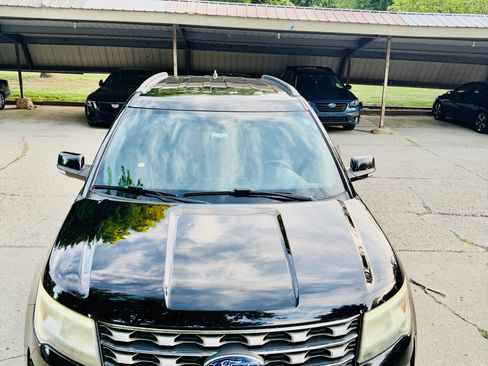 Used 2017 Ford Explorer XLT AWD/4WD image 1