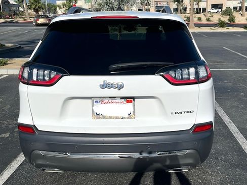 Used 2019 Jeep Cherokee Limited w/ Technology Group FWD image 2
