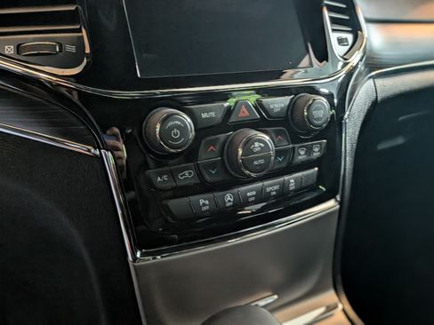 Used 2019 Jeep Grand Cherokee Limited AWD/4WD image 26