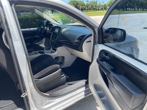Used 2014 Dodge Grand Caravan SXT FWD image 6