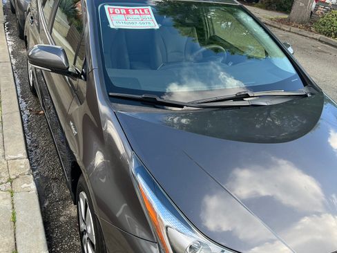 Used 2018 Toyota Prius Two w/ Prius Two Safety Plus Package FWD image 2