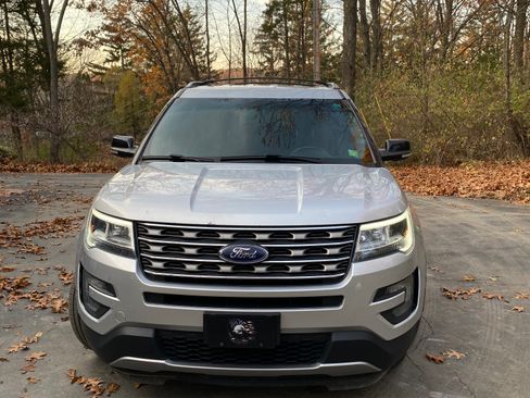 Used 2016 Ford Explorer XLT image 4