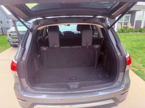 Used 2015 Nissan Pathfinder SL w/ SL Tech Package image 2