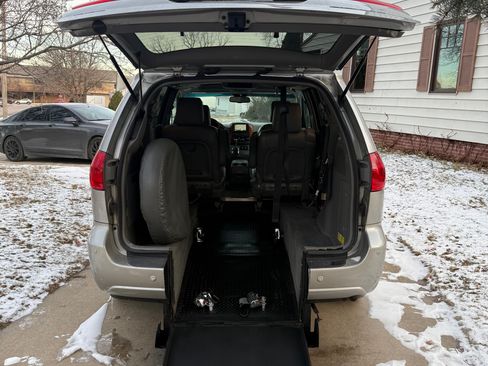 Used 2010 Toyota Sienna XLE Limited image 1