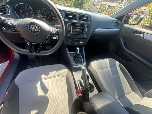 Used 2017 Volkswagen Jetta S image 2