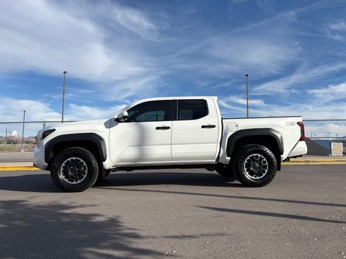 Used 2024 Toyota Tacoma TRD Off-Road image 9