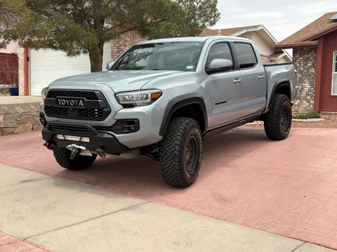 Used 2018 Toyota Tacoma TRD Off-Road AWD/4WD image 1
