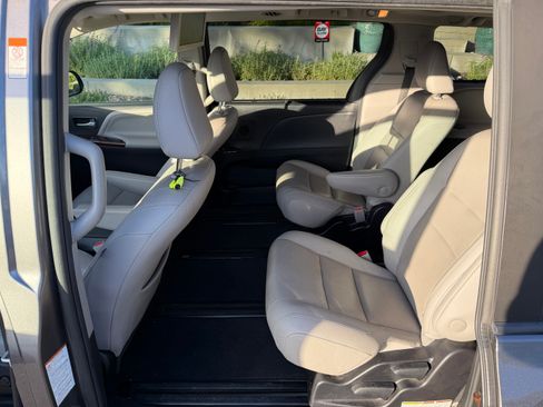 Used 2020 Toyota Sienna Limited Premium w/ Carpet Mat Package AWD/4WD image 17