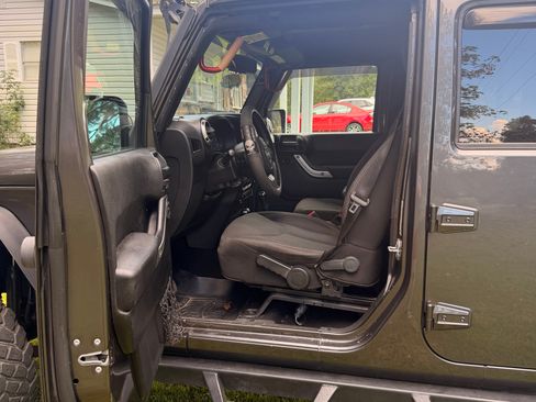 Used 2017 Jeep Wrangler Unlimited Sahara AWD/4WD image 14