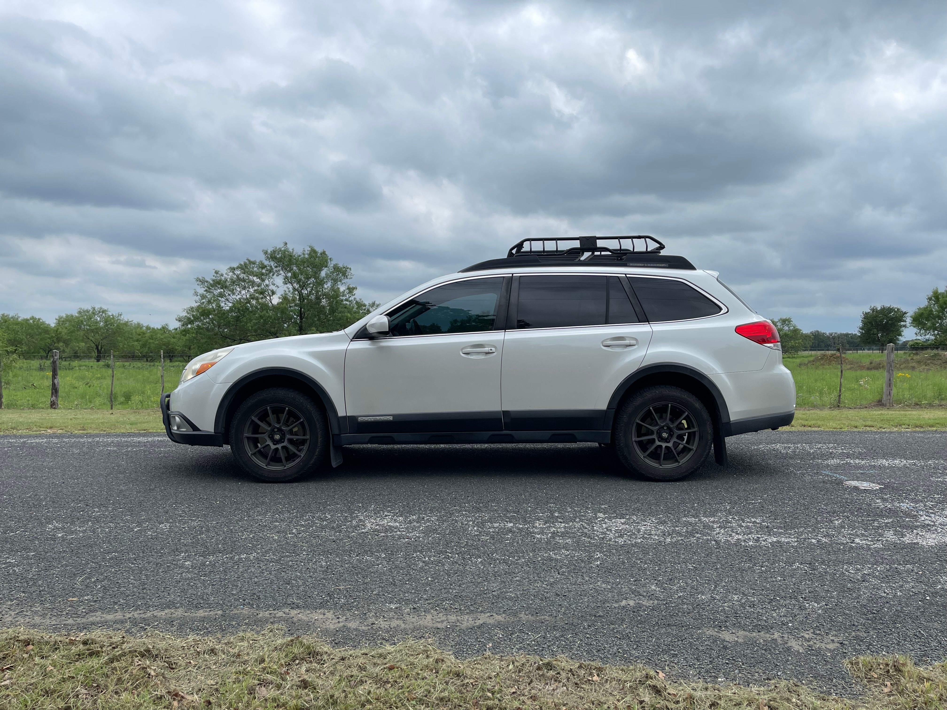 Used 2012 Subaru Outback 3.6R Limited w/ Moonroof Pkg AWD/4WD image 5