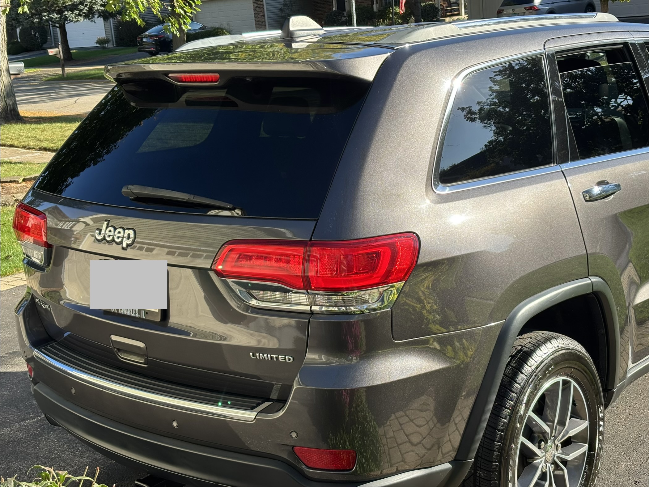 Used 2018 Jeep Grand Cherokee Limited AWD/4WD image 2