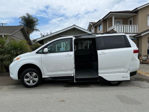 Used 2015 Toyota Sienna LE FWD image 5