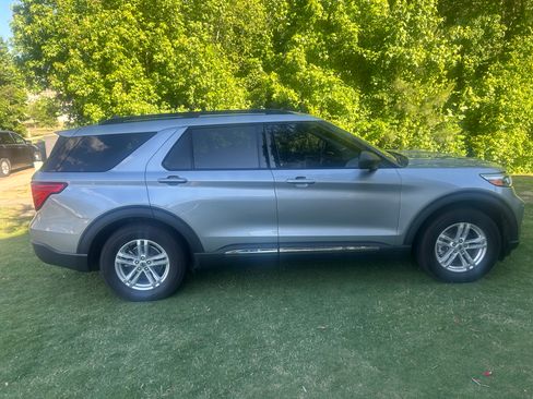 Used 2022 Ford Explorer XLT RWD image 1