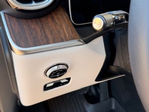 Used 2025 Mercedes-Benz GLC 300 4MATIC image 26