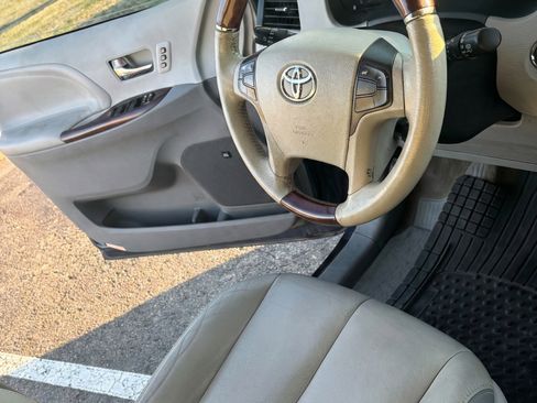 Used 2013 Toyota Sienna Limited image 6