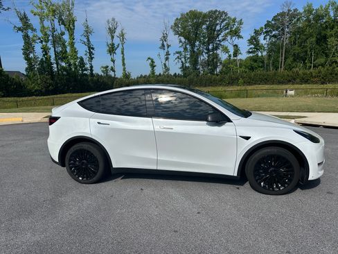 Used 2023 Tesla Model Y Long Range AWD/4WD image 6