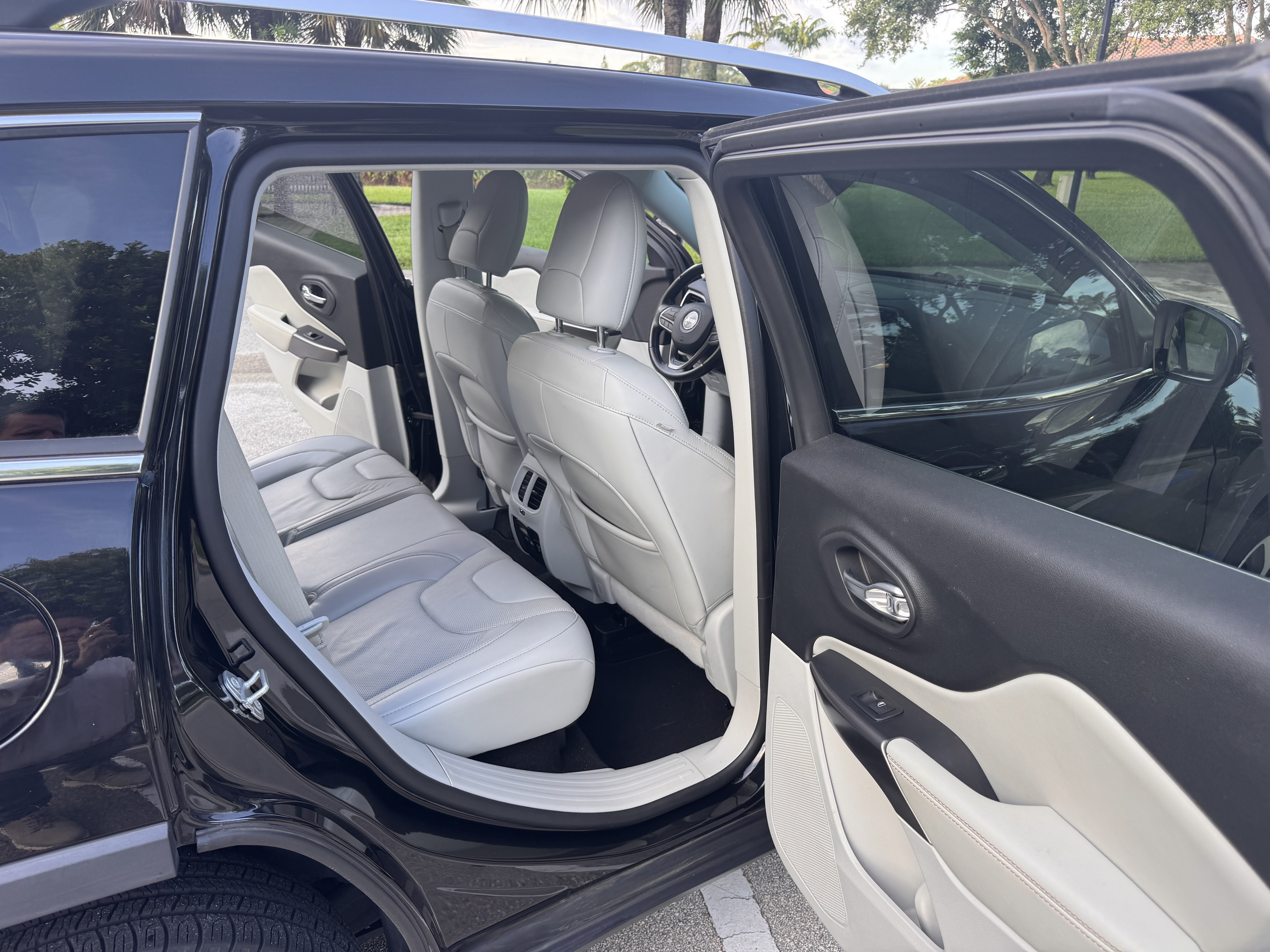Used 2020 Jeep Cherokee Limited FWD image 11