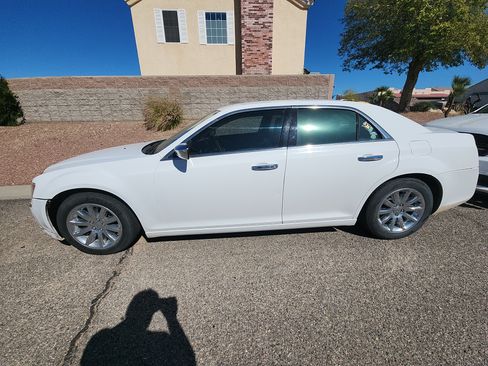 Used 2011 Chrysler 300 C image 6
