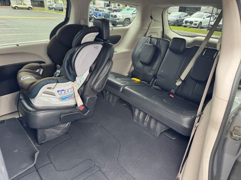 Used 2017 Chrysler Pacifica Touring-L w/ Tire & Wheel Group image 14