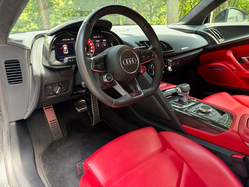 Used 2018 Audi R8 V10 RWD image 14