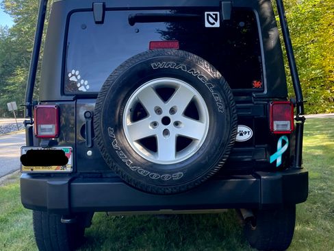 Used 2012 Jeep Wrangler Unlimited Sport image 9