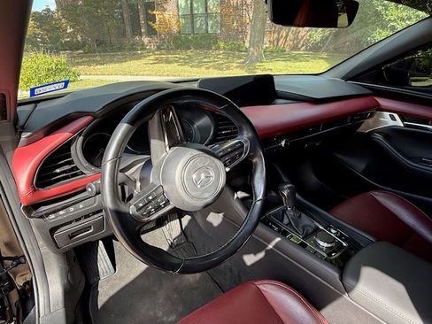 Used 2024 MAZDA MAZDA3 Hatchback w/Premium Plus Pkg image 5