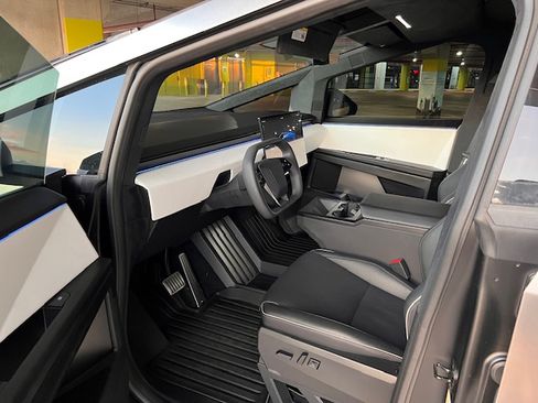 Used 2024 Tesla Cybertruck AWD Crew Cab image 10