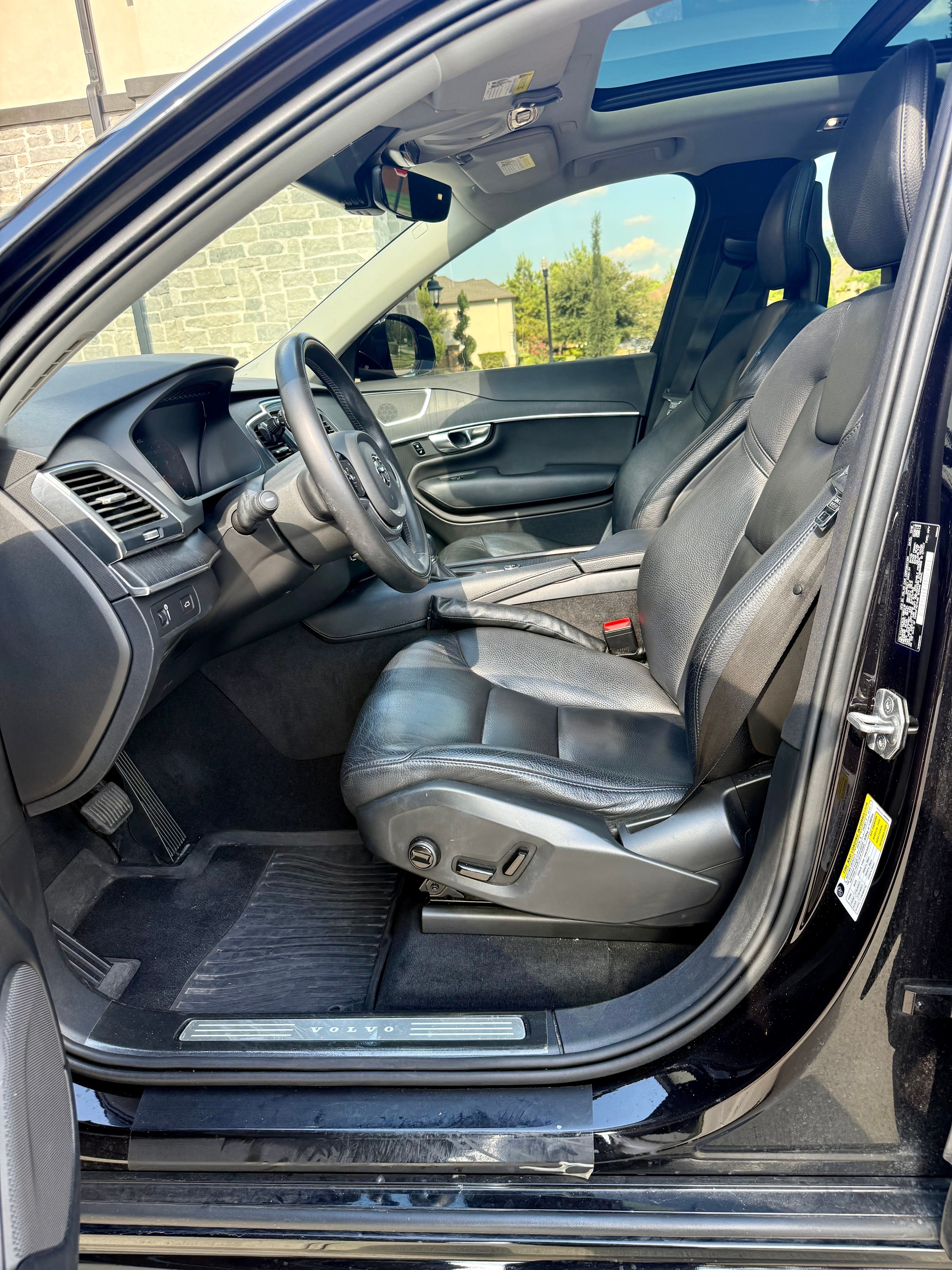 Used 2020 Volvo XC90 T6 Momentum w/ Protection Package AWD/4WD image 11