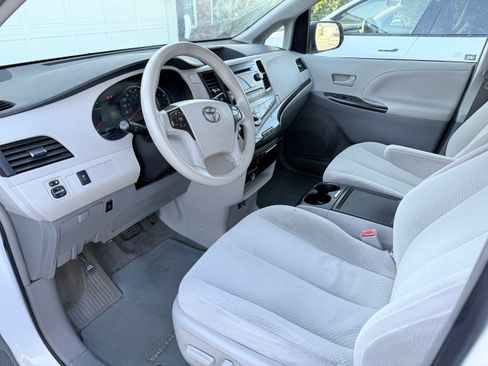 Used 2014 Toyota Sienna LE FWD image 15