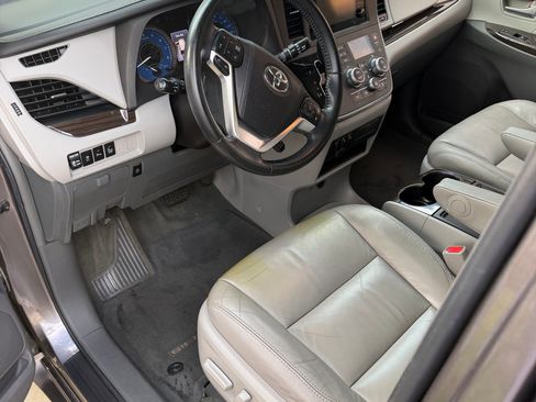 Used 2015 Toyota Sienna XLE w/ XLE Navigation Package FWD image 10