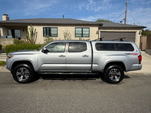 Used 2017 Toyota Tacoma TRD Sport w/ Exterior Package AWD/4WD image 1