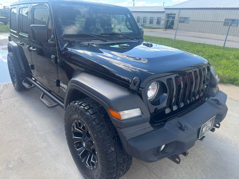 Used 2018 Jeep Wrangler Unlimited Sport S AWD/4WD image 8