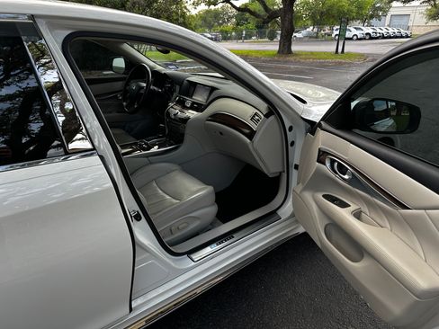 Used 2016 INFINITI Q70 L 3.7 w/ Deluxe Touring Package RWD image 11
