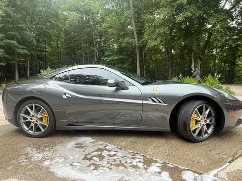 Used 2013 Ferrari California RWD image 18