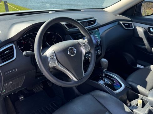 Used 2016 Nissan Rogue SV image 4