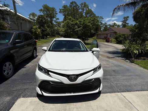 Used 2018 Toyota Camry LE FWD image 9