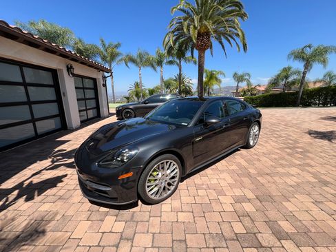 Used 2018 Porsche Panamera 4 image 1