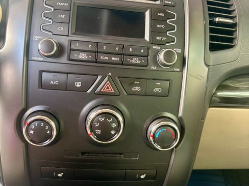 Used 2011 Kia Sorento LX w/ Convenience Pkg image 12