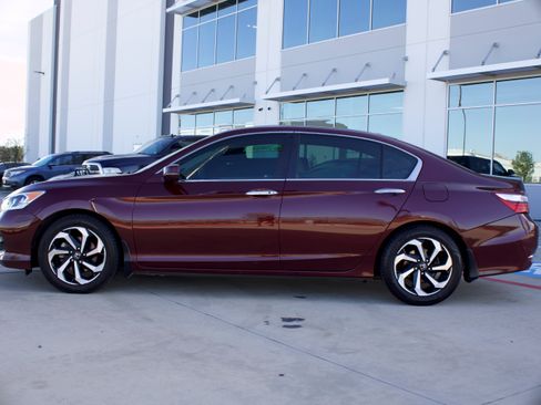 Used 2017 Honda Accord EX image 2