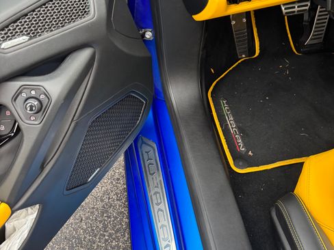 Used 2021 Lamborghini Huracan EVO image 12