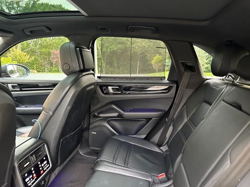 Used 2019 Porsche Cayenne S AWD/4WD image 9