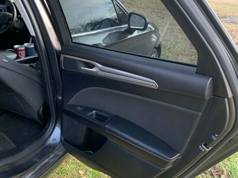 Used 2019 Ford Fusion SE image 8