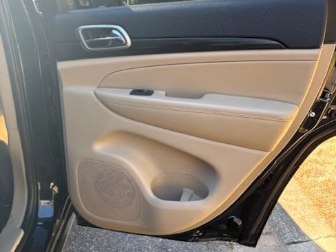 Used 2019 Jeep Grand Cherokee Laredo image 24