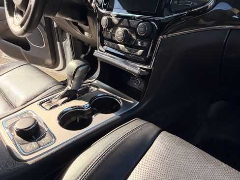 Used 2019 Jeep Grand Cherokee Overland image 8