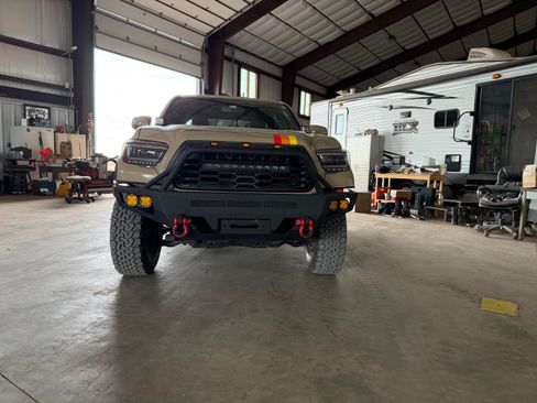 Used 2017 Toyota Tacoma TRD Off-Road image 2