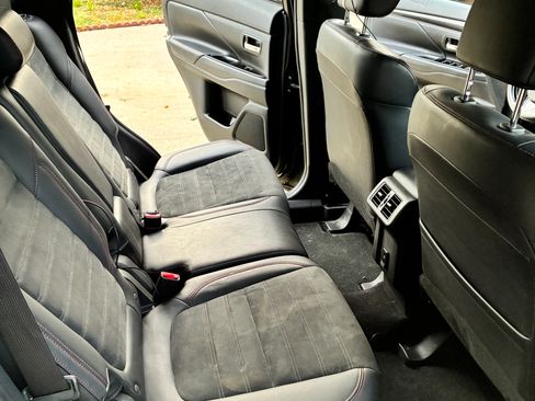 Used 2020 Mitsubishi Outlander LE FWD image 18