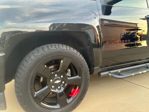 Used 2017 Chevrolet Silverado 1500 LT w/ Redline Edition AWD/4WD image 9